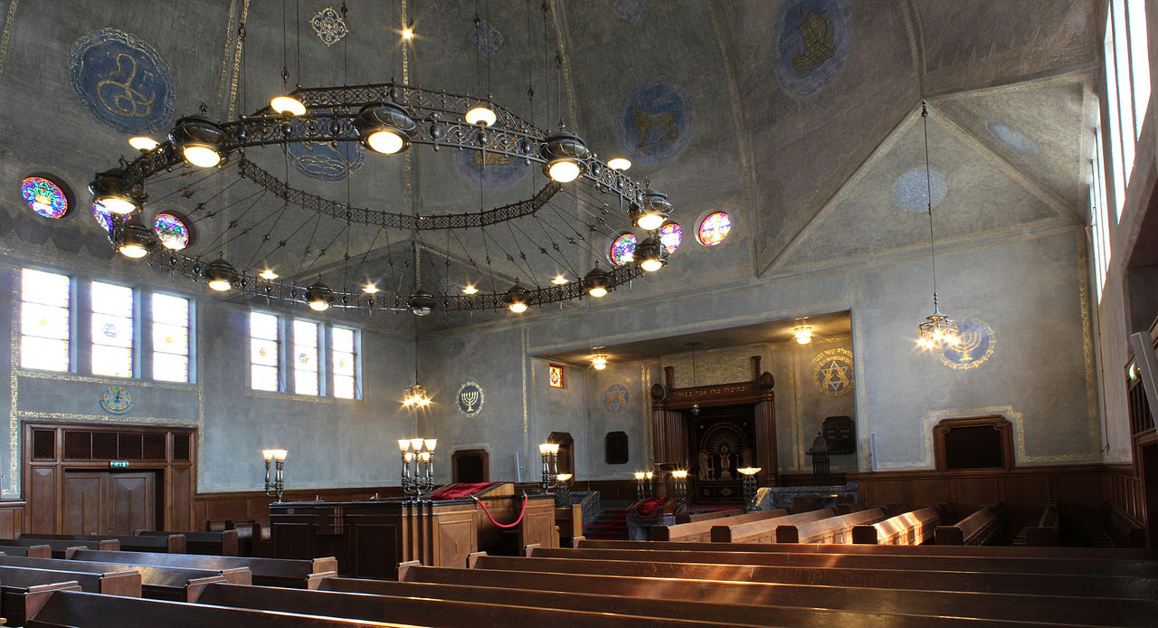 Glas-in-loodramen van Annemiek Punt in de Synagoge in Enschede